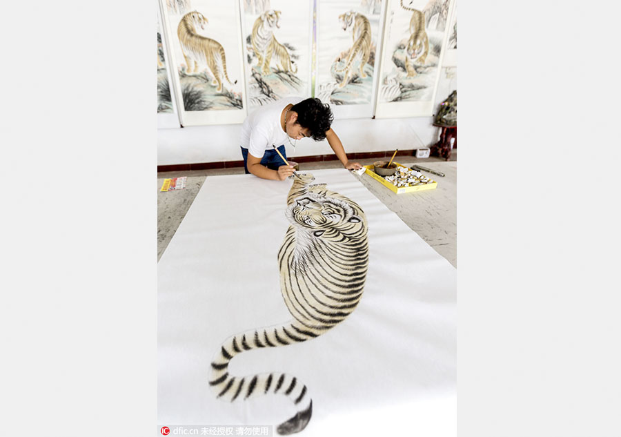 Villagers in Henan dedicated to tiger paintings