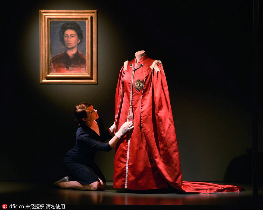Unveiling the secrets of Elizabeth II’s wardrobe