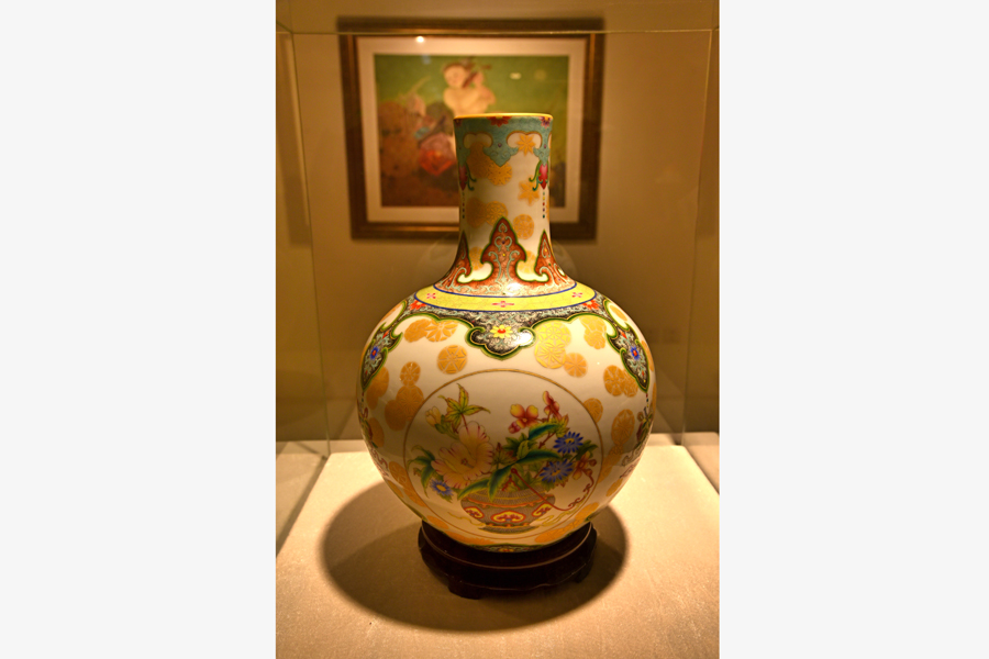 Enameled porcelain: Fine arts with royal style
