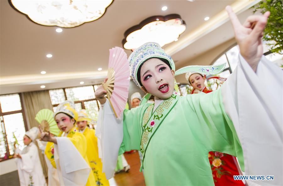 Hubei implements project to bring Chinese dramas into schools