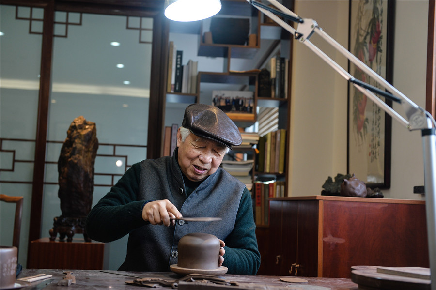 Inheritor preserves old tradition of making Yixing Zisha teapots