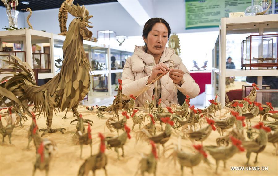 Chinese folk artist makes palm-plaited roosters to greet New Year