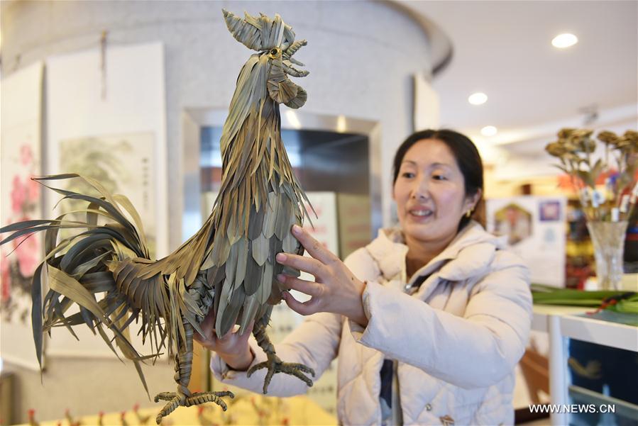 Chinese folk artist makes palm-plaited roosters to greet New Year