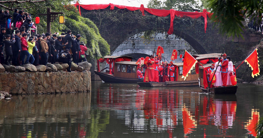 Crowds witness traditional water-town wedding in E China