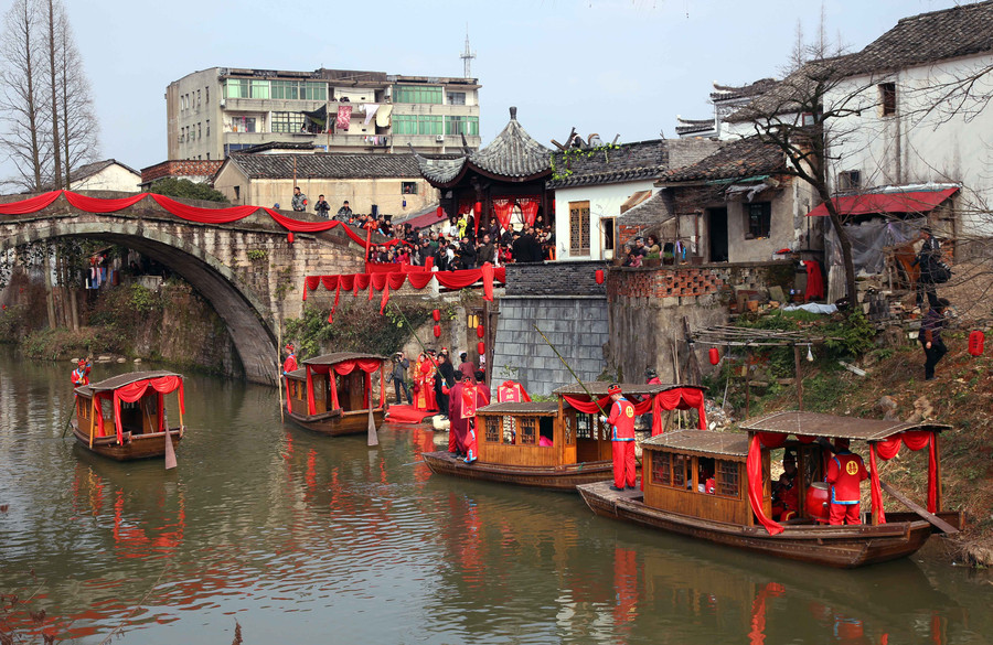 Crowds witness traditional water-town wedding in E China