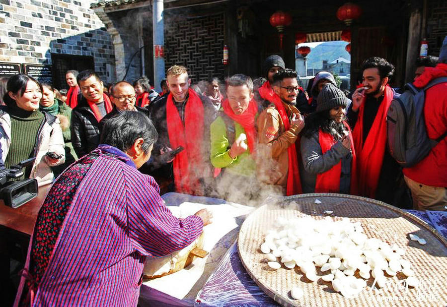Foreigners experience Spring Festival in Ningbo