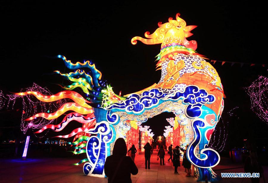 Tourists visit lantern fair to celebrate upcoming Spring Festival