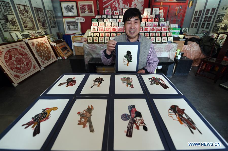 Paper-cutting master shows exquisite craftsmanship