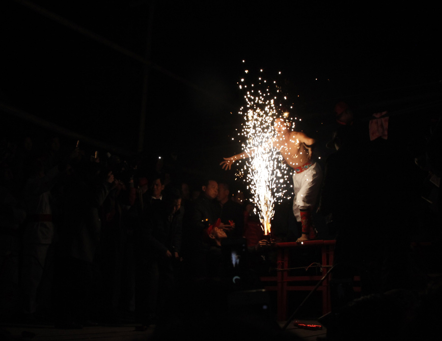 'Firework eating' performed during Lantern Festival in SE China