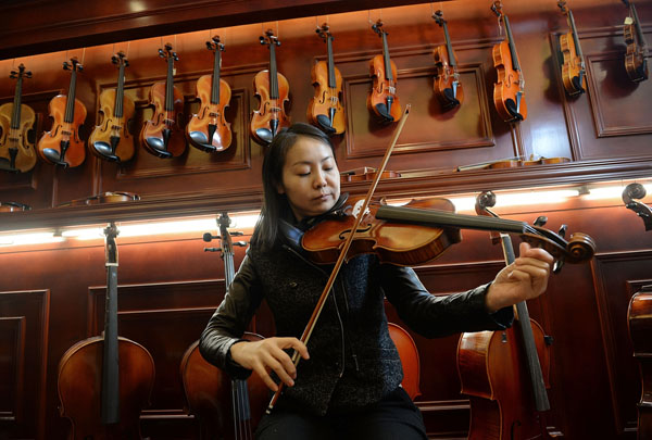 Chinese woman wins bronze in int'l violin making contest