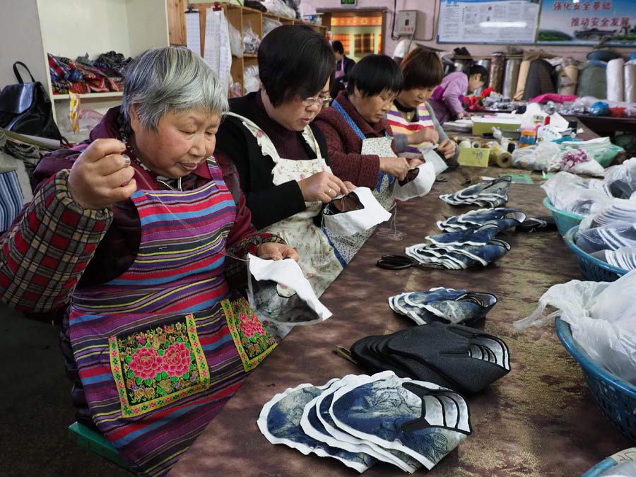 In pics: Technique of China's traditional shoes making