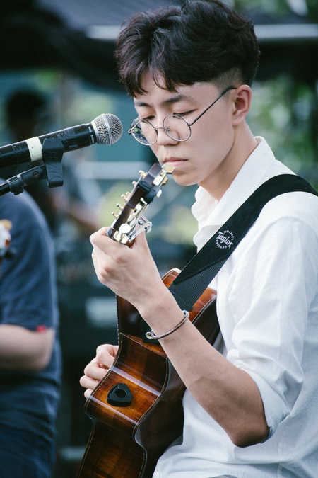 Seven popular young Chinese folk singers and their music