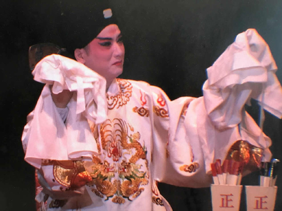 Best-selling writer adapts Kunqu opera classic 'White Silk Gown'