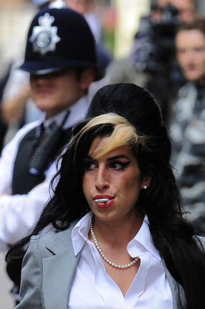 Amy Winehouse heads back to rehab