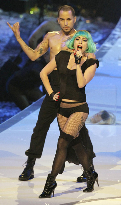 Gaga performs at season finale of 'Germany's next top model'