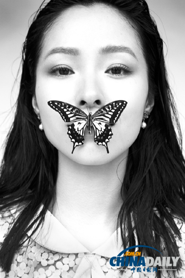 Jiang Yiyan shoots photos with butterflies