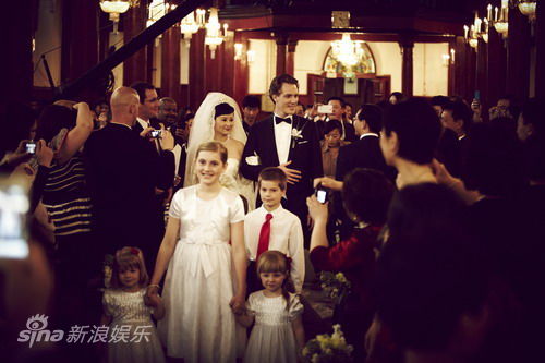 Yuan Li holds wedding ceremony