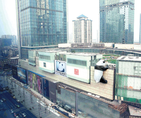 Giant panda scales Chengdu mall