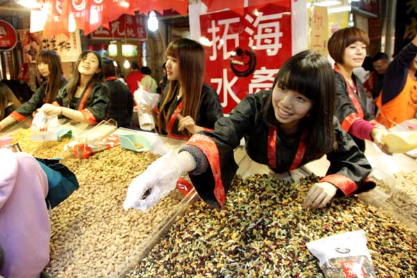 Crowds pack historic Taipei New Year market