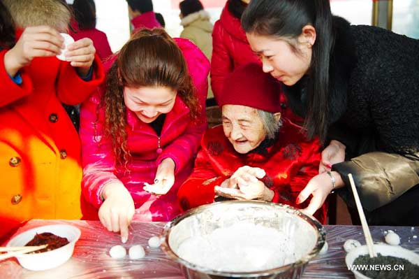 People make traditional snack to celebrate upcoming lantern festival