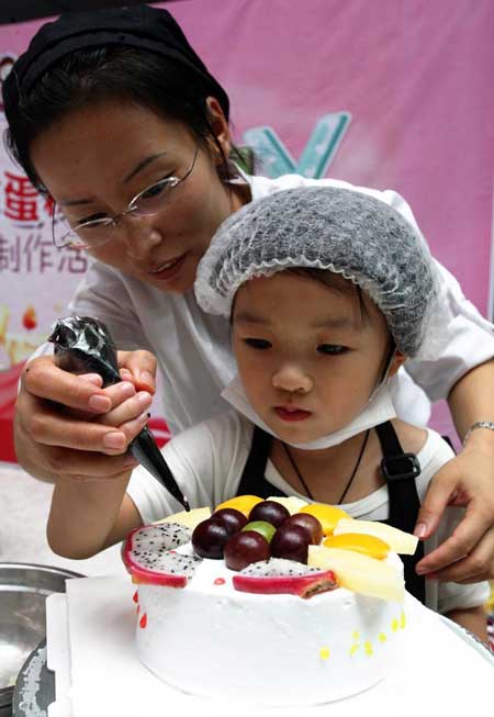 Children learn to make cakes in Shandong