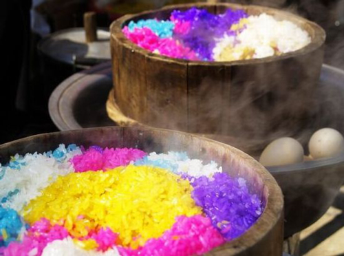 Buyi people make colorful rice to usher in new year