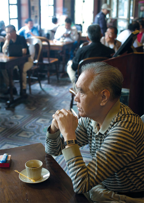 Veteran coffee clubbers sniff at Starbucks