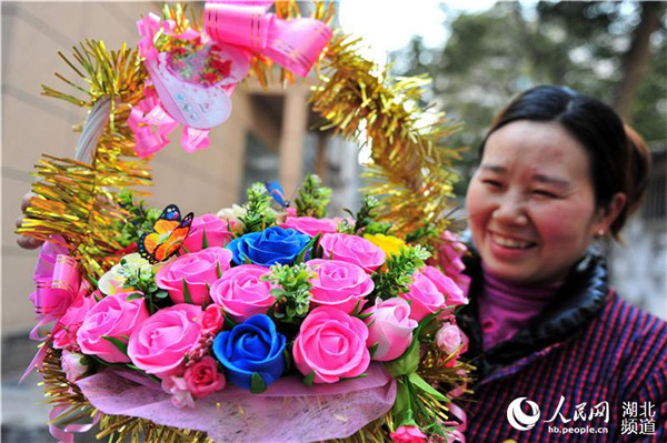 A thousand dough roses to celebrate Valentine's Day in Yichang