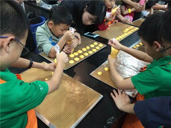 Macaroon chef takes eager kids to his sweet spot
