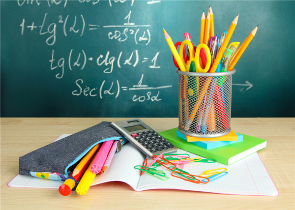 Pencils, paper, backpacks－Stars go back to school