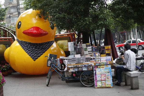 Rubber Duck knockoff in Shanghai