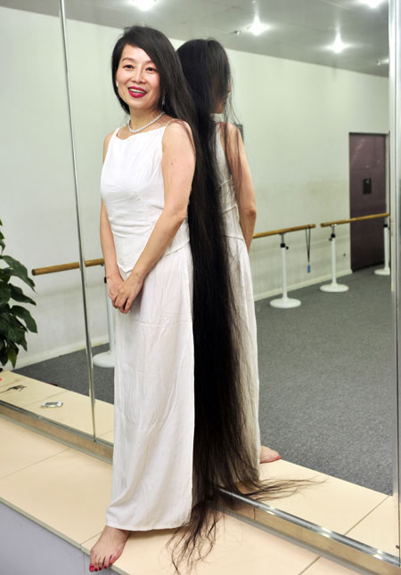 Woman keeps 1.7-meter-long hair
