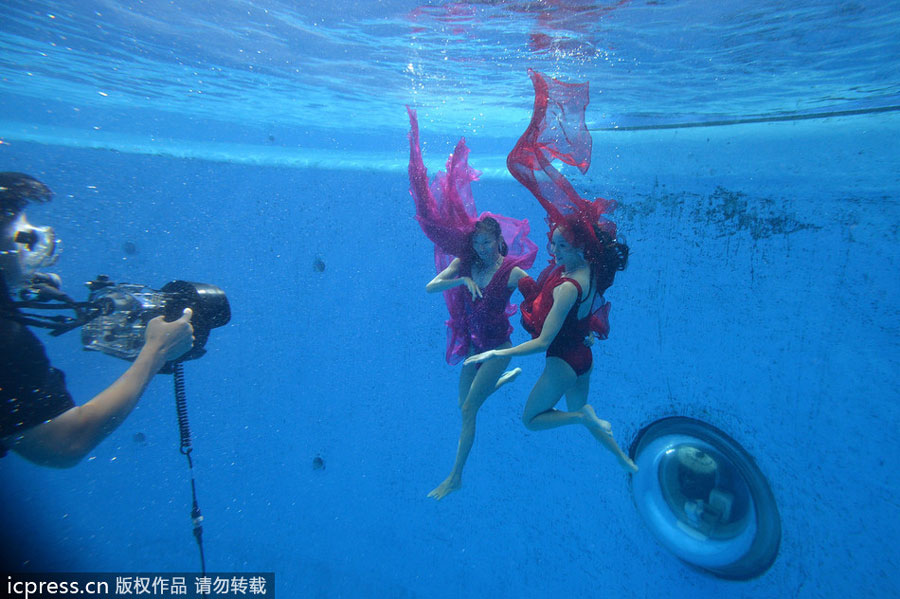 Twin world champions pose for underwater wedding photos