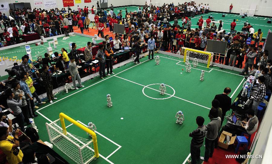 Robots kick off soccer match in E china
