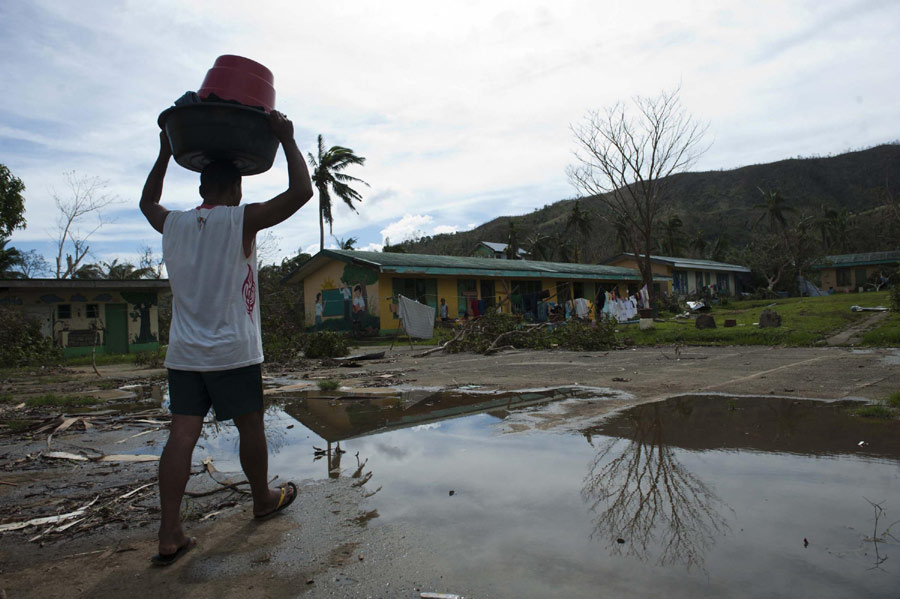 Filipinos suffer from shortage of typhoon aid