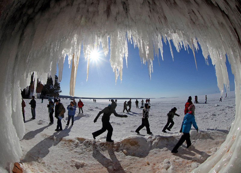 World's largest freshwater lake frozen