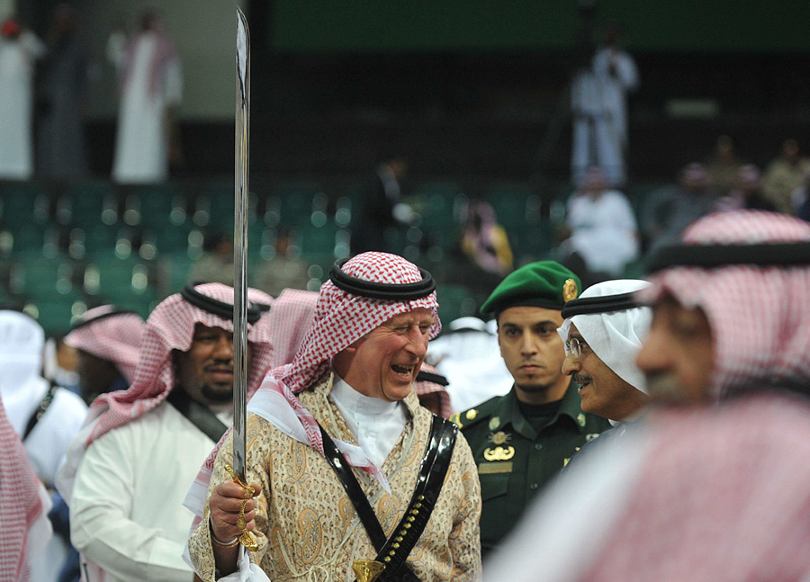 Prince Charles dances in traditional Saudi dress