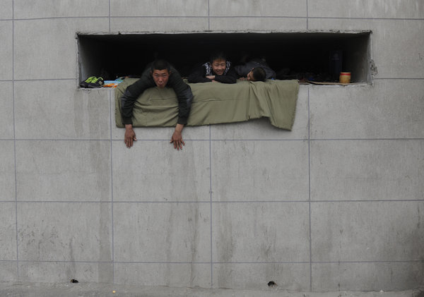 Street children live in hole in a wall