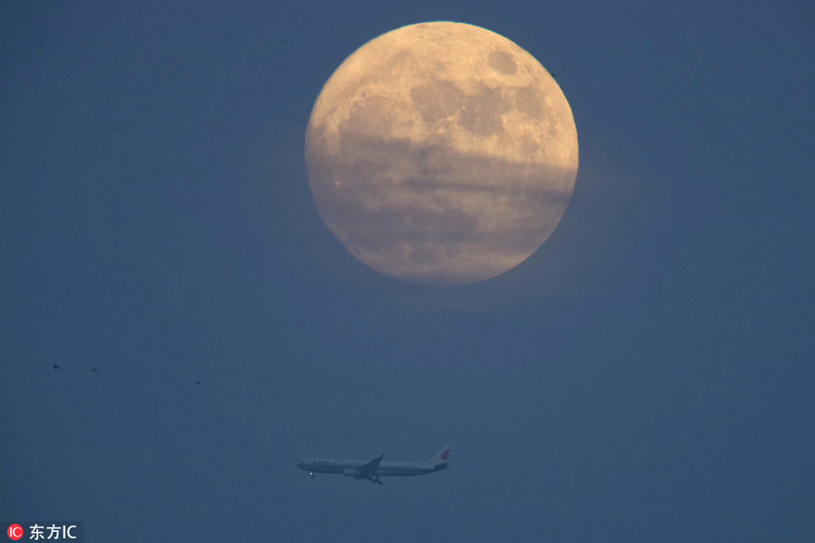 Stunning supermoon lights up the sky in China