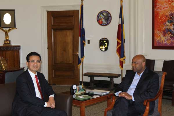 Chinese Consul General in Chicago visits Denver