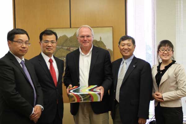 Chinese consul general in Chicago meets former US diplomat