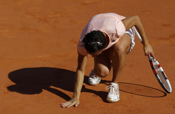 Schiavone bottles up Bartoli to reach final