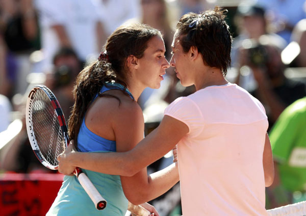 Schiavone bottles up Bartoli to reach final