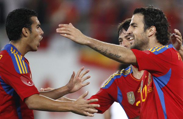 Brawl over penalty spoils Spain win over Chile
