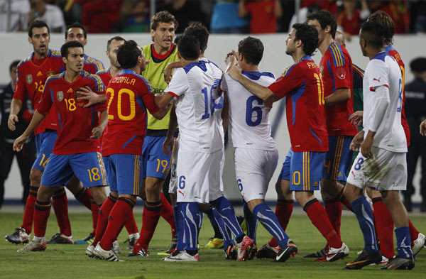 Brawl over penalty spoils Spain win over Chile