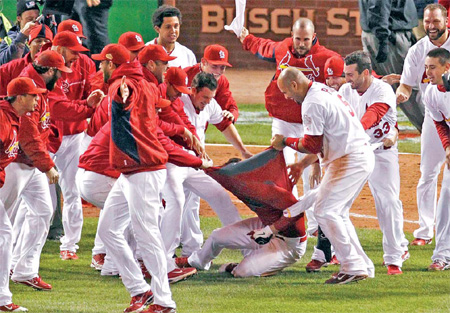 Cardinals stun Texas, force World Series to Game 7