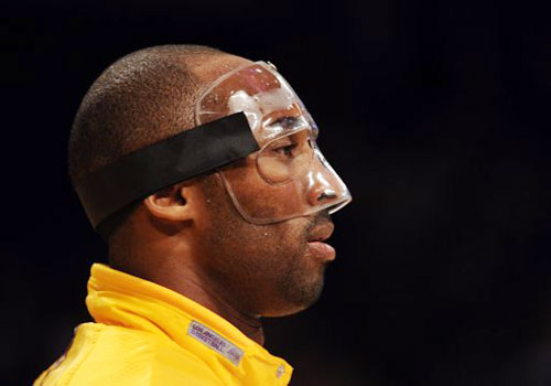 Masked Kobe leads Lakers' blowout of Timberwolves