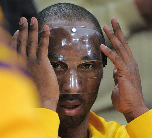Masked Kobe leads Lakers' blowout of Timberwolves