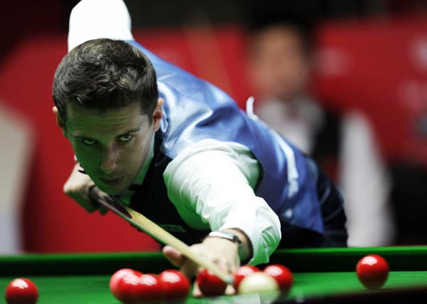 Ding into quarters after Selby quits with injury