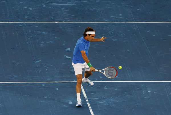Federer edges Raonic, Nadal thrashes Davydenko